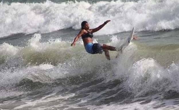 Muere una surfista de 23 años tras ser alcanzada por un rayo en Brasil